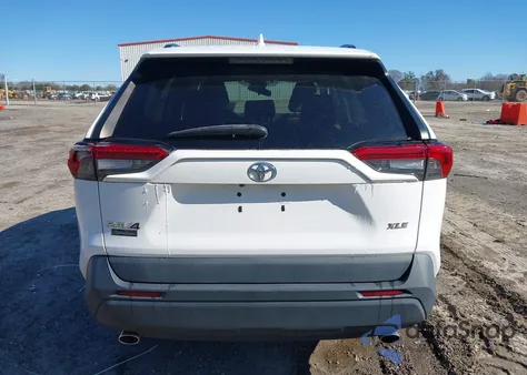 2021 Toyota Rav4 Xle z USA, uszkodzony, nr VIN 2T3W1RFV1MC160907